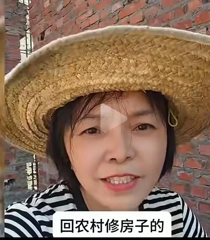 美女怒怼专家！专家说：“回农村建房的脑壳都有问题，一年又住不了几回，没有学校，没