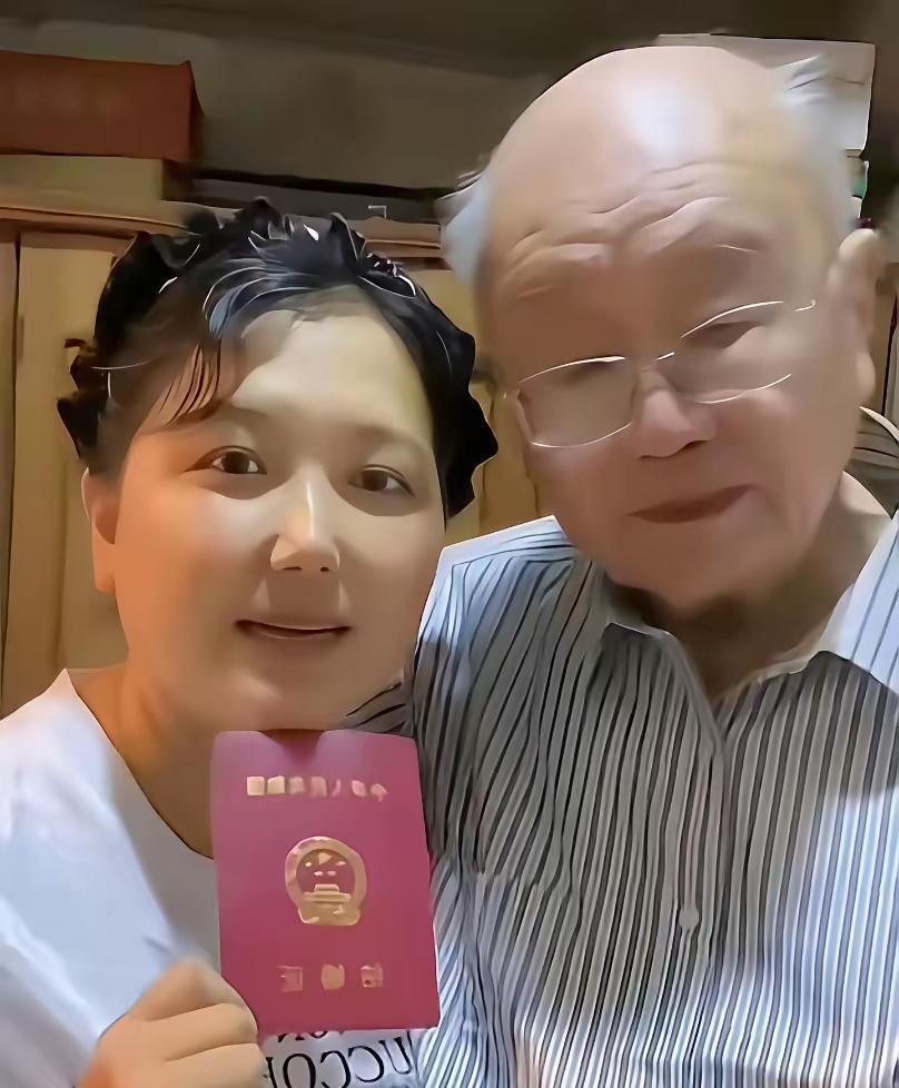 84岁老教授再当新郎，新娘比他女儿还小32岁。
三亚小酒摆三桌，女方一句“精神