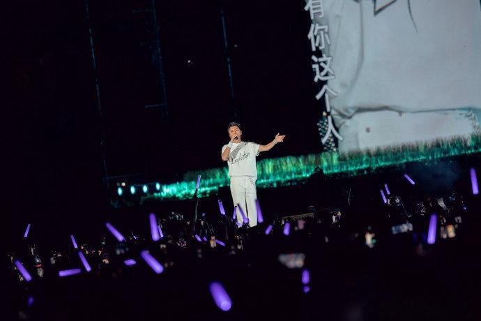 谢霆锋巡演二刷重庆 谢霆锋演唱会返场重庆进化巡演时隔一年再赴山城月圆之约！谢霆锋
