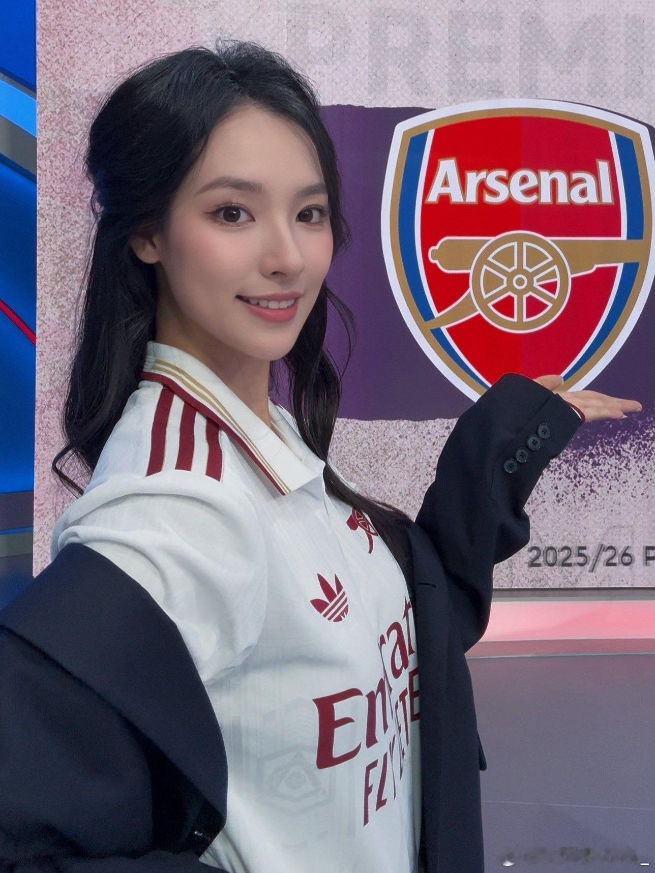 感谢这件阿森纳二客实在美丽复古Polo领加上精致暗纹，酒红搭配奶白，不论是绿茵场