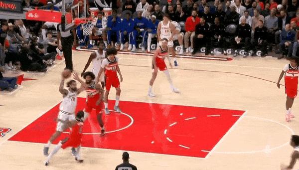 起飞喽！阿门上演精彩折叠扣篮！
在今天NAB常规赛火箭对阵奇才的第一节比赛中，阿