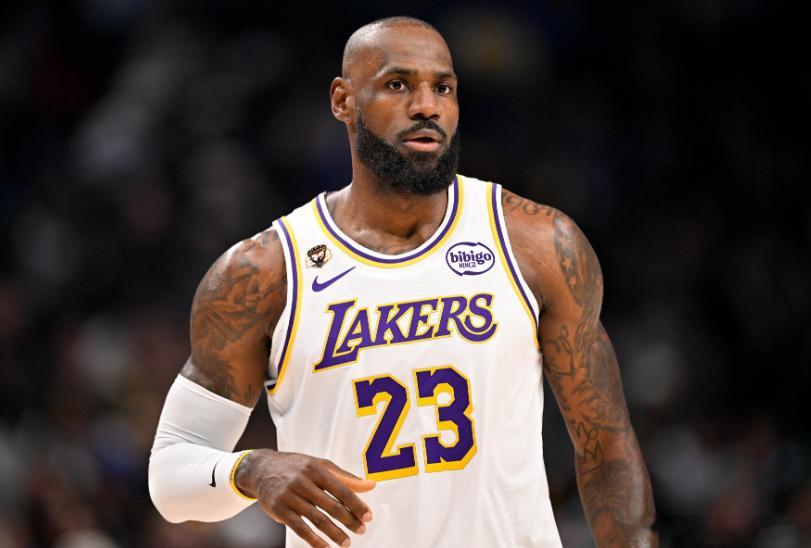 NBA常规赛，湖人99-129惨败骑士。赛后，詹姆斯接受了记者采访。谈到前队友理