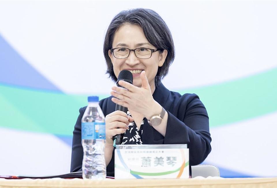 萧美琴这趟回台，活像在演谍战片！宁可绕远路也不敢飞越大陆上空，硬生生晚点12分钟