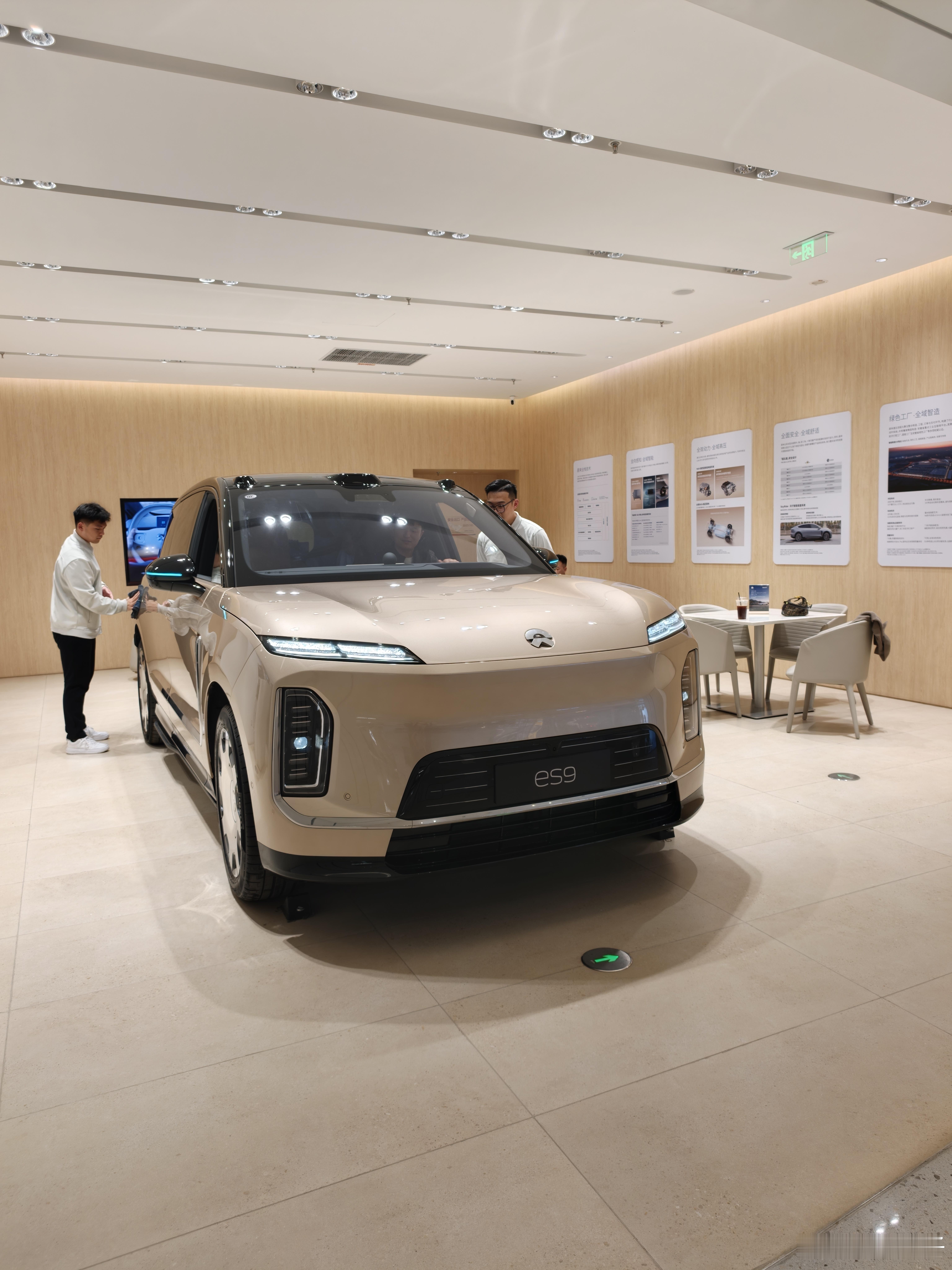 大家今天到门店去看蔚来ES9了吗？感觉怎么样？能打几分？李斌表示es9订单量超预