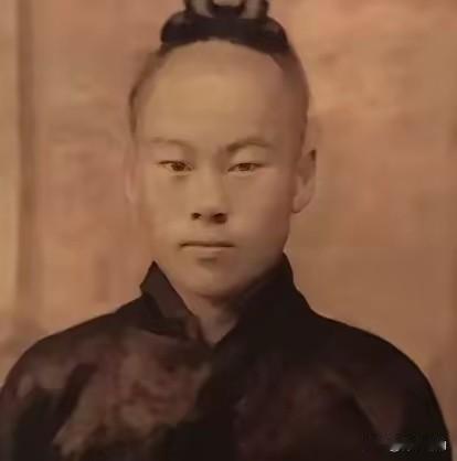 1938年，道士毕云路过日军哨卡，因没有向日军鞠躬，当场被打了个半死，他大怒，伤