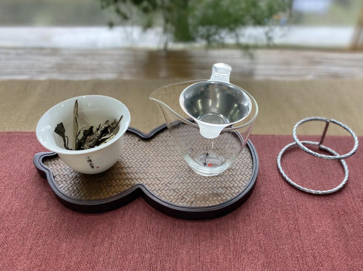 泡茶用茶滤很丢脸吗？
并不会丢脸。
老茶客不爱用茶滤，是因为他们的泡茶经验丰富，