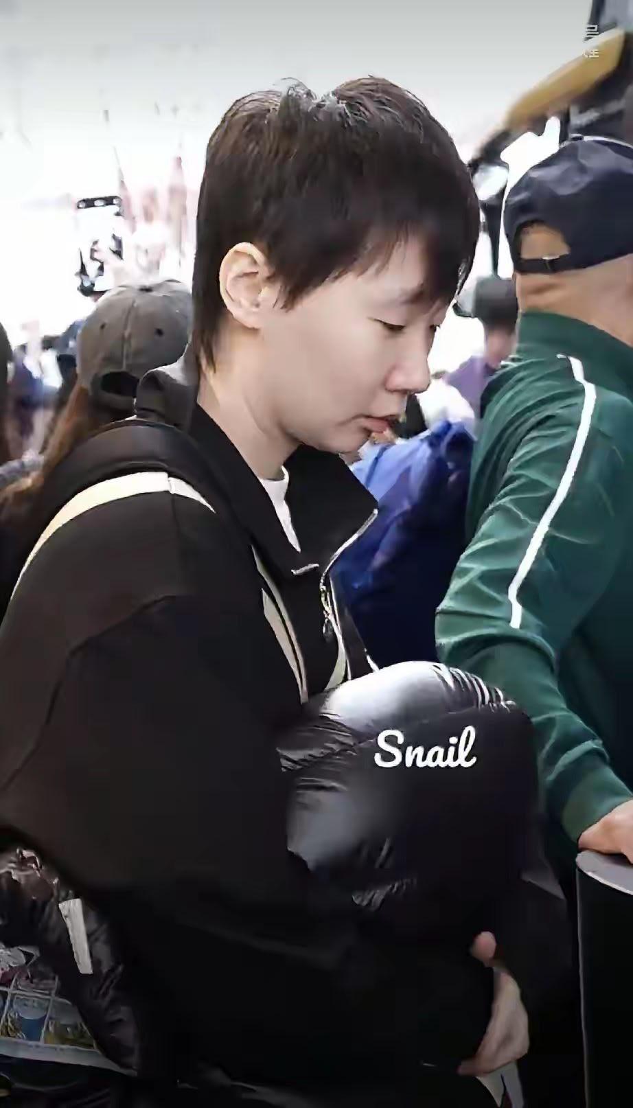 【王曼昱被拍到回国，面容格外白皙】这张照片是王曼昱在结束2026 年WTT新加坡