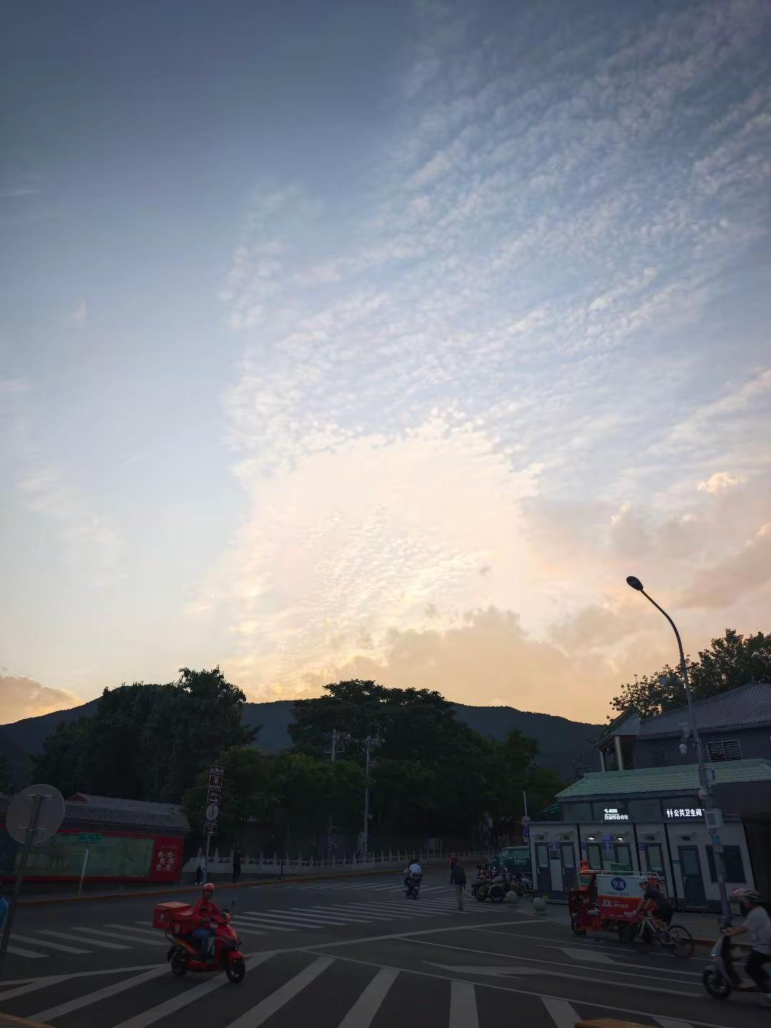 夜爬鬼笑石 天气真不错，不冷不热。夜爬北京徒步搭子北京爬山鬼笑石