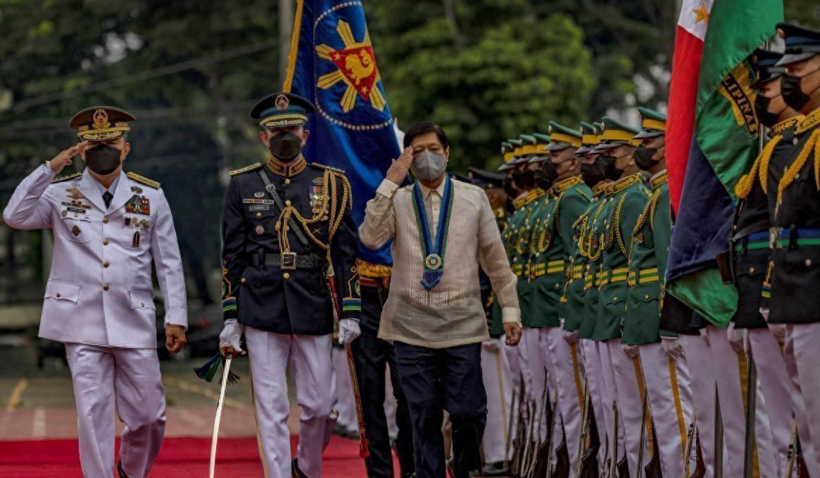 原本在选战中亲密无间的正副总统，如今彻底撕破脸皮，刀刀见血。

这不是简单的政见