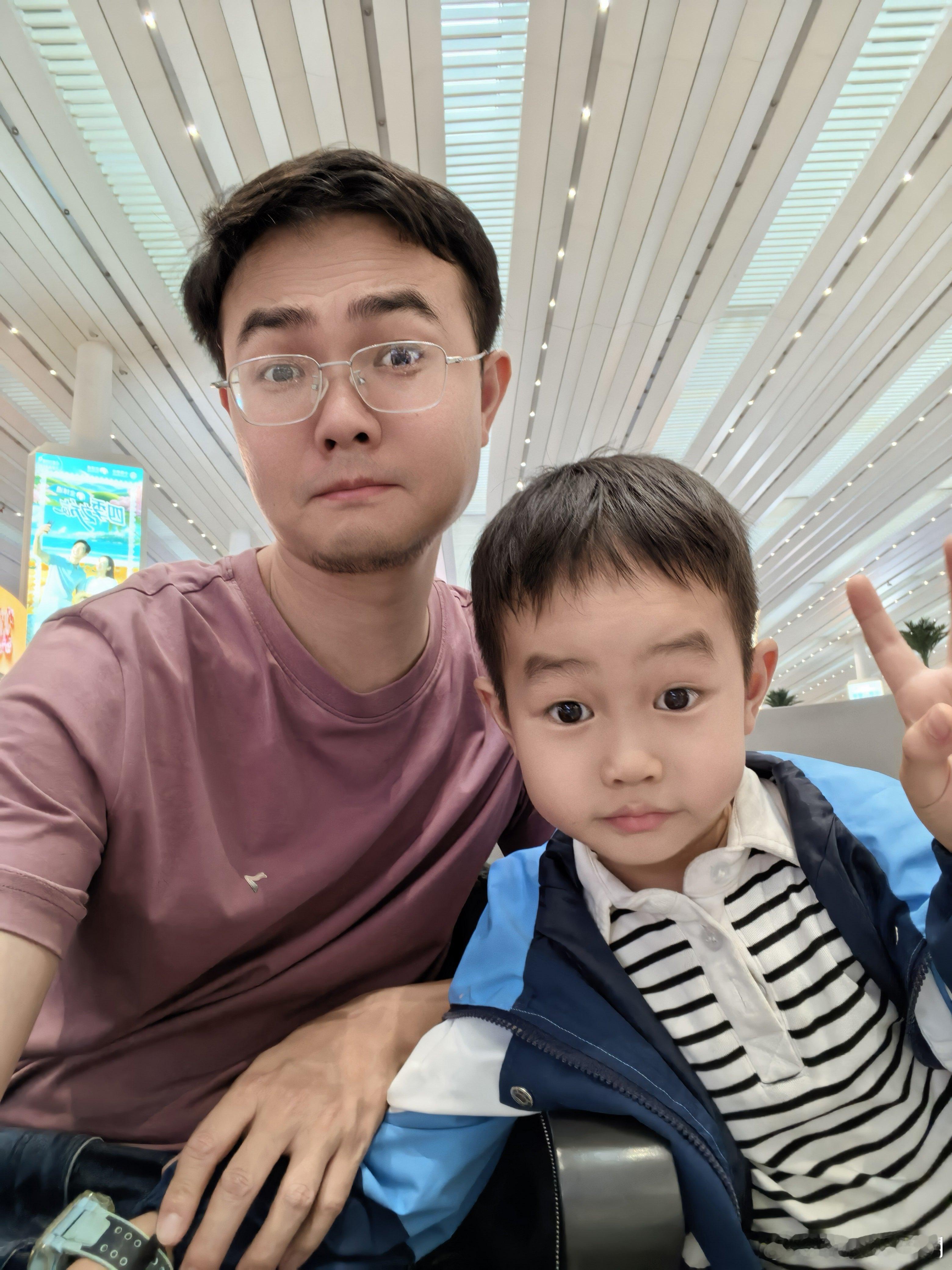 带大娃坐高铁回家祭祖了，父子两人行