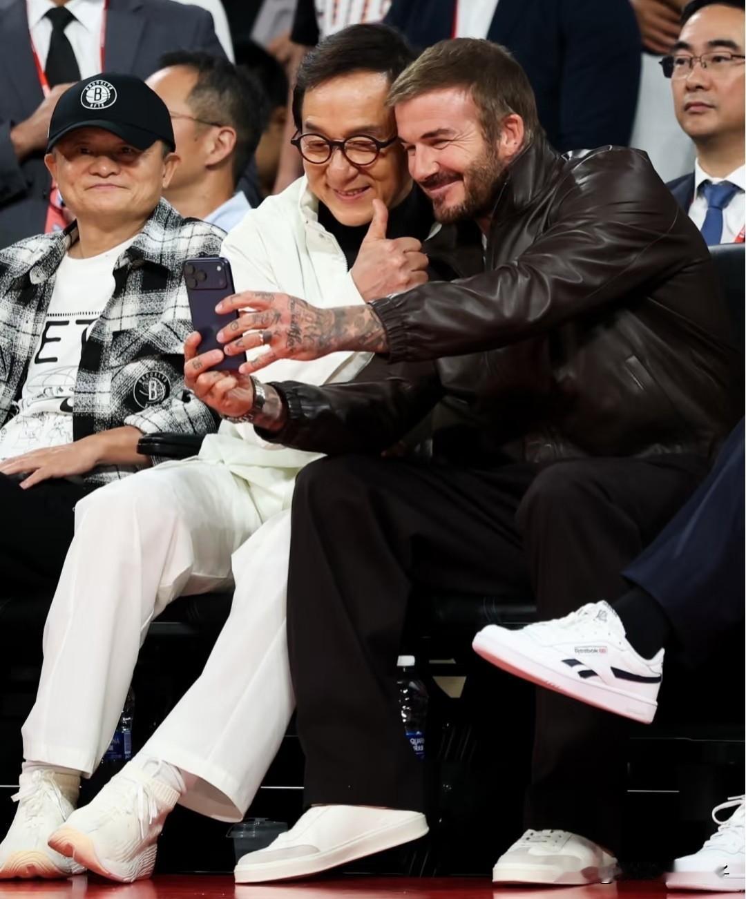 马云、成龙、贝克汉姆并排坐在第一排观战，这是NBA中国赛最有含金量的观众席组合。