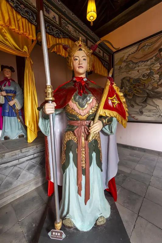 正史中并无穆桂英此人，她出自《杨家将演义》。
据民间传说，仁宗年间，西夏多次侵犯