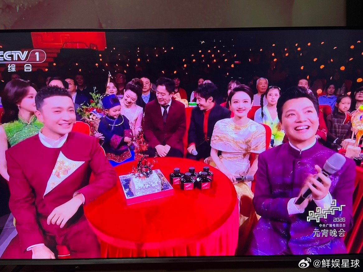 龙洋元宵晚会眼妆好多了谁懂啊！听到龙洋的声音就觉得很安心，这就是刻在骨子里的国泰