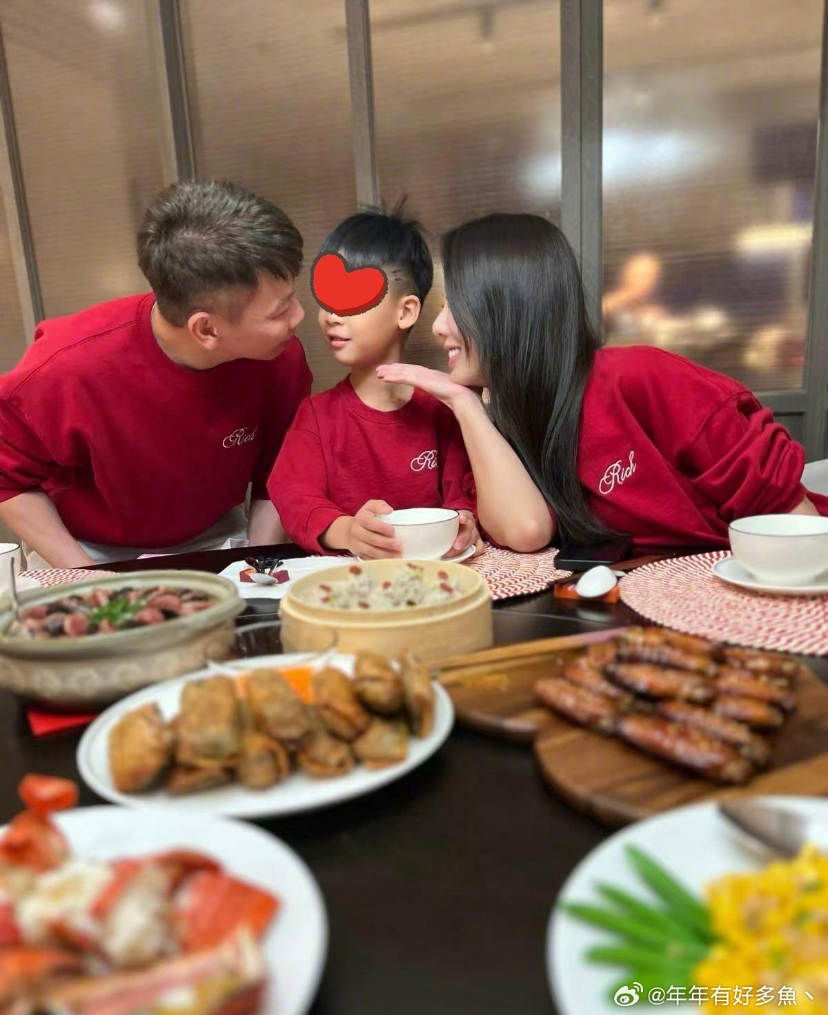 陶喆再一次证明，娶妻要娶年纪小的，你老了，她如此年轻。 