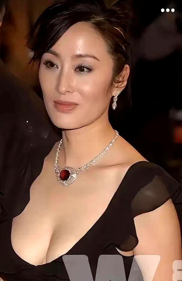 刚刷到58岁张敏的直播，我攥着手机直接喊出声：这是当年的赵敏郡主？！
定居清迈