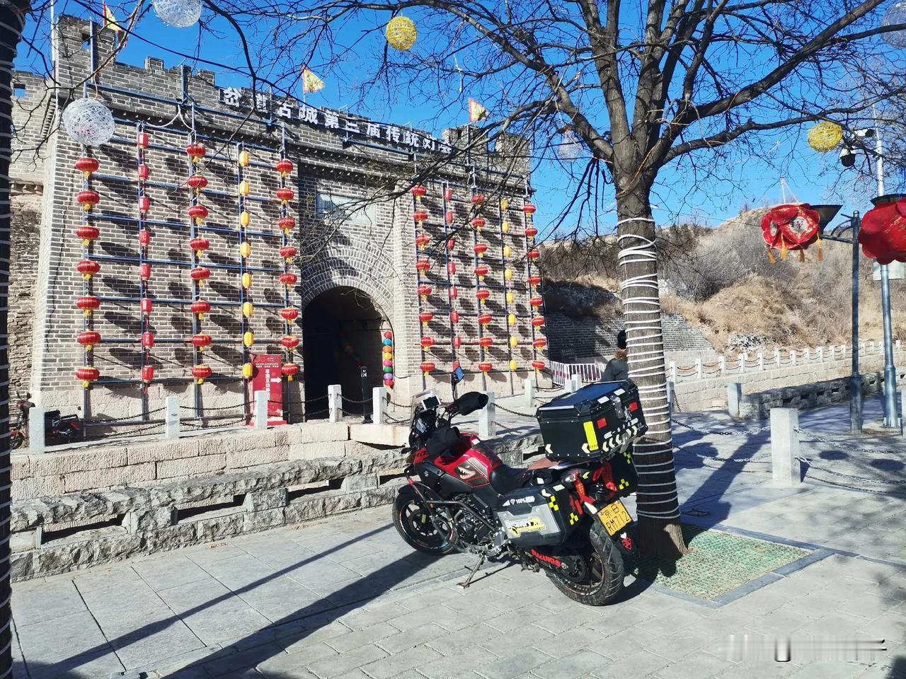 岔道古城位于北京市延庆区八达岭地区，说是古城，其实就是个普通村庄吧。在网上看到这