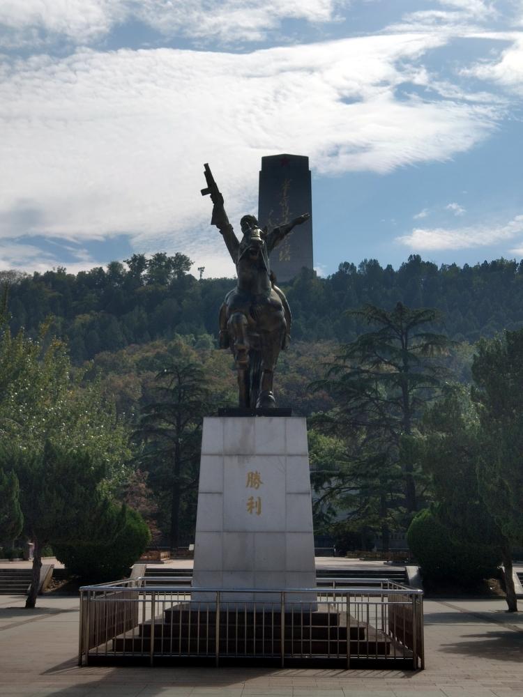 登顶英雄山，俯瞰泉城，风景如画，有空来打卡吧，英雄山的红叶也快红了！
#济南#