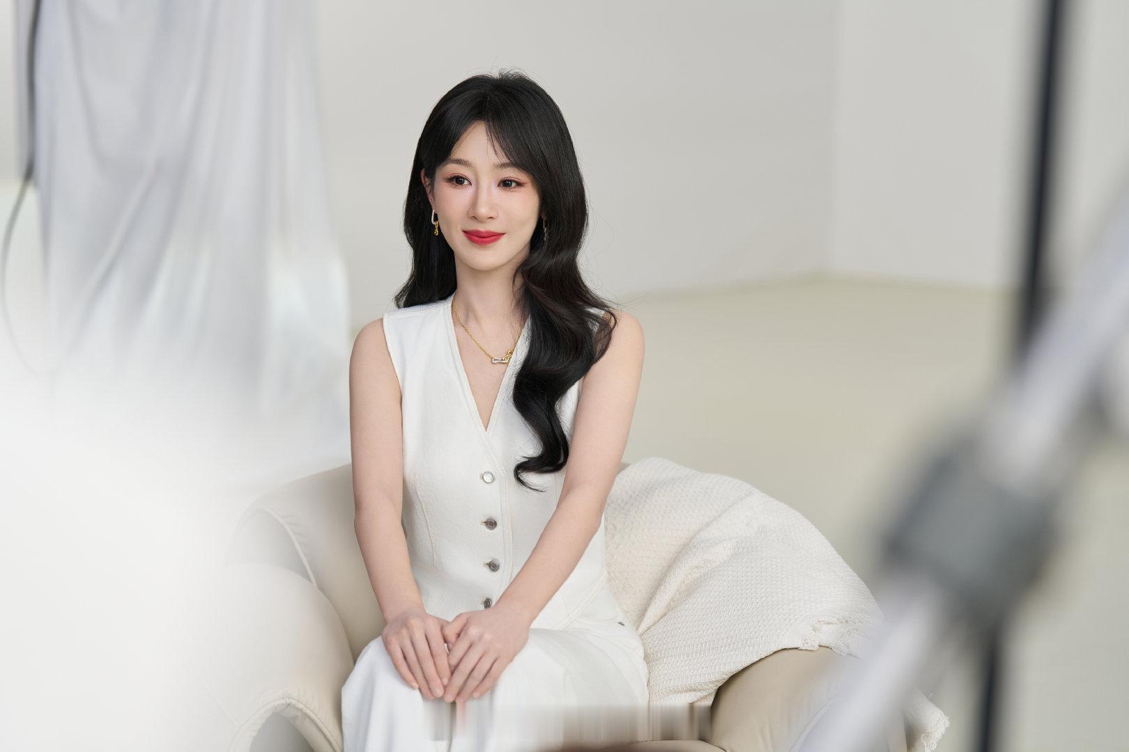 杨紫品牌活动花絮照，好温柔好美[爱慕] ​​​