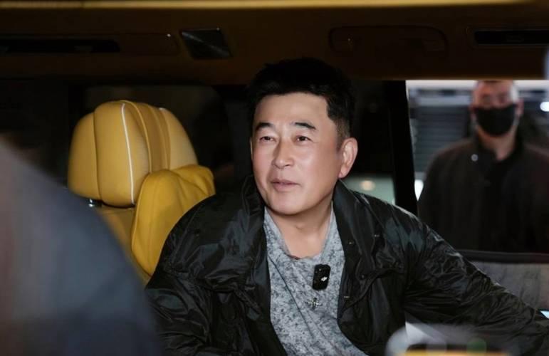 近日，演员王志飞、宁理一同现身北京国际车展，低调观展。二人穿搭简约随性，沉浸式参