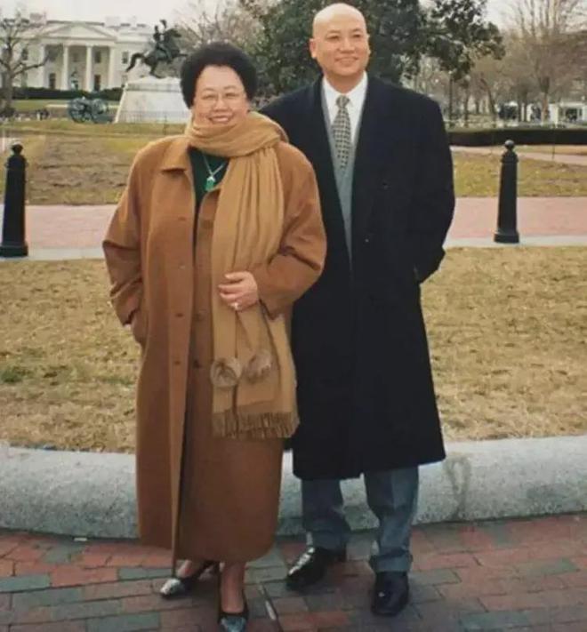 1990年，49岁的陈丽华嫁给了38岁的迟重瑞，新婚之夜，迟重瑞刚要熄灯，没想到