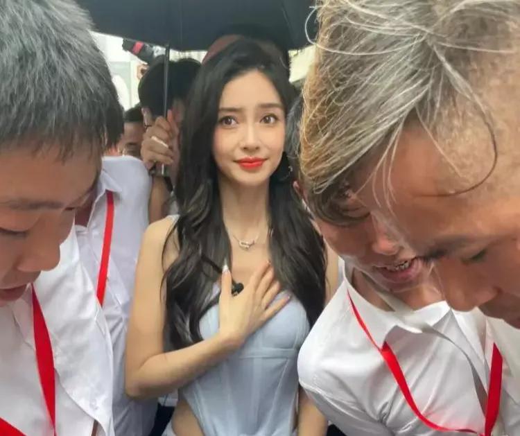 有一位女明星在带动着整个城市的人潮，黄晓明的前妻杨颖亲临温州出席活动，baby的