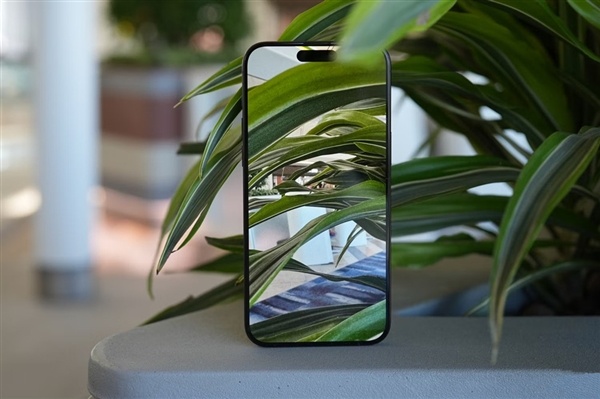 iPhone18标准版外观曝光标准版背面设计和Pro差不多了，只是少了一颗相机。