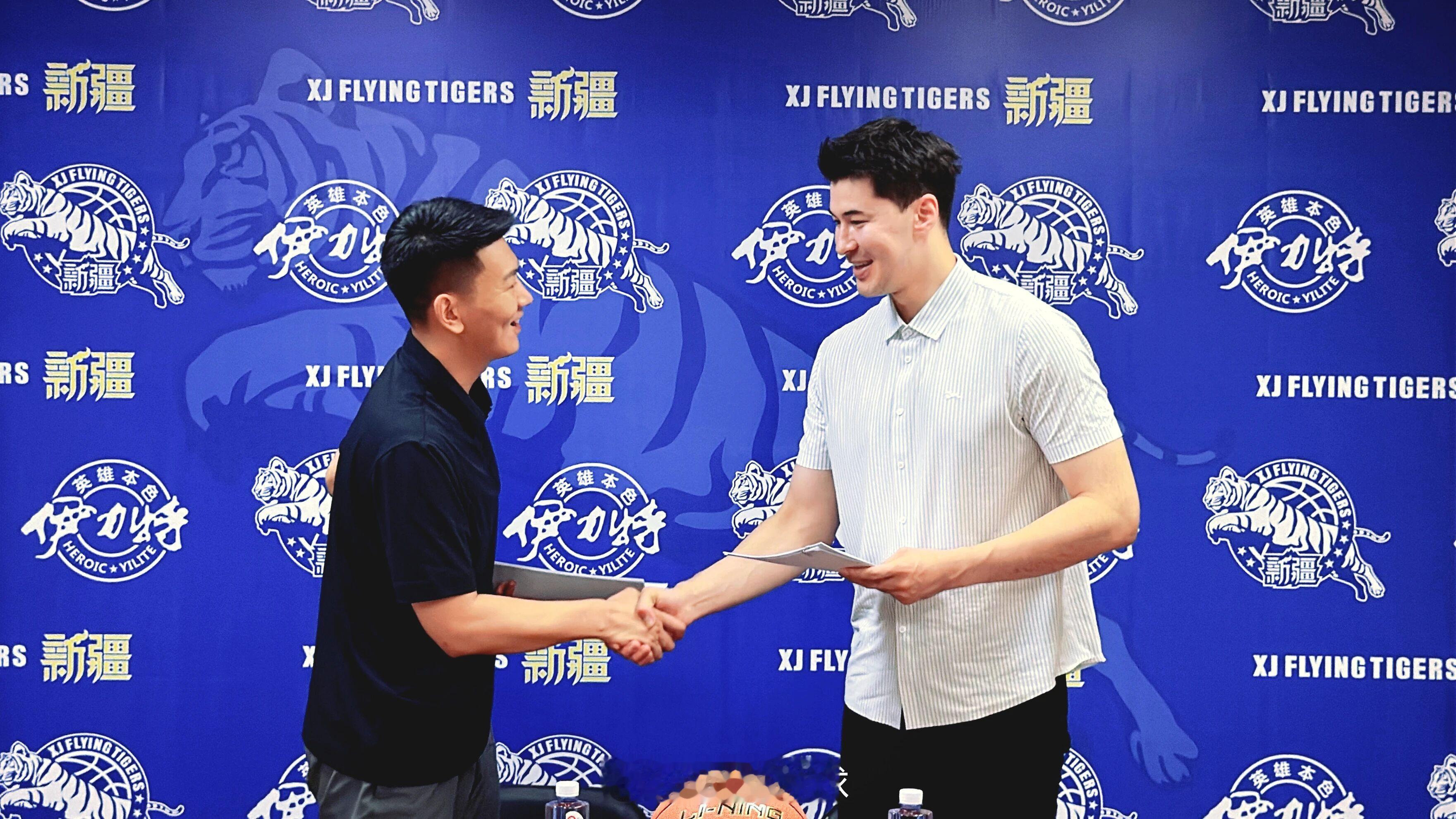 印象中这是第一次新疆队整个背景，总经理和球员签合同，然后拍照，很正式。新疆队今天
