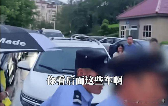 在山东青岛的一个小区门口，发生了一件让人哭笑不得的事情。一位女士开车时遇到了一个