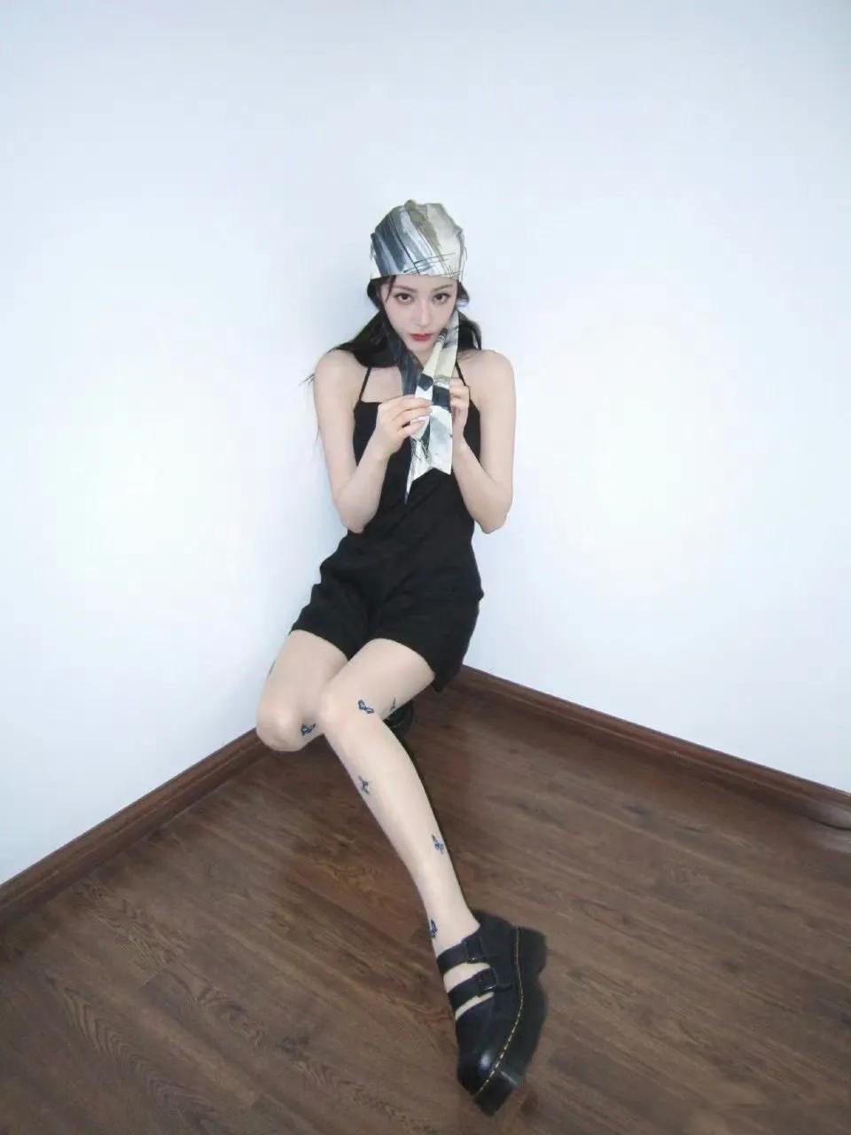 迪丽热巴：蝴蝶丝袜勾勒绝美风姿

迪丽热巴又一次凭借独特造型惊艳众人，这次她身着