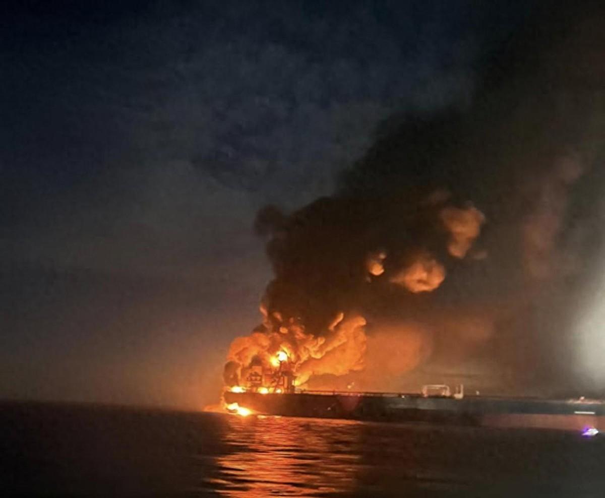 恐怖袭击！
两艘俄罗斯油轮。
在黑海被炸了！

乌克兰直接承认。
是自己用无人艇