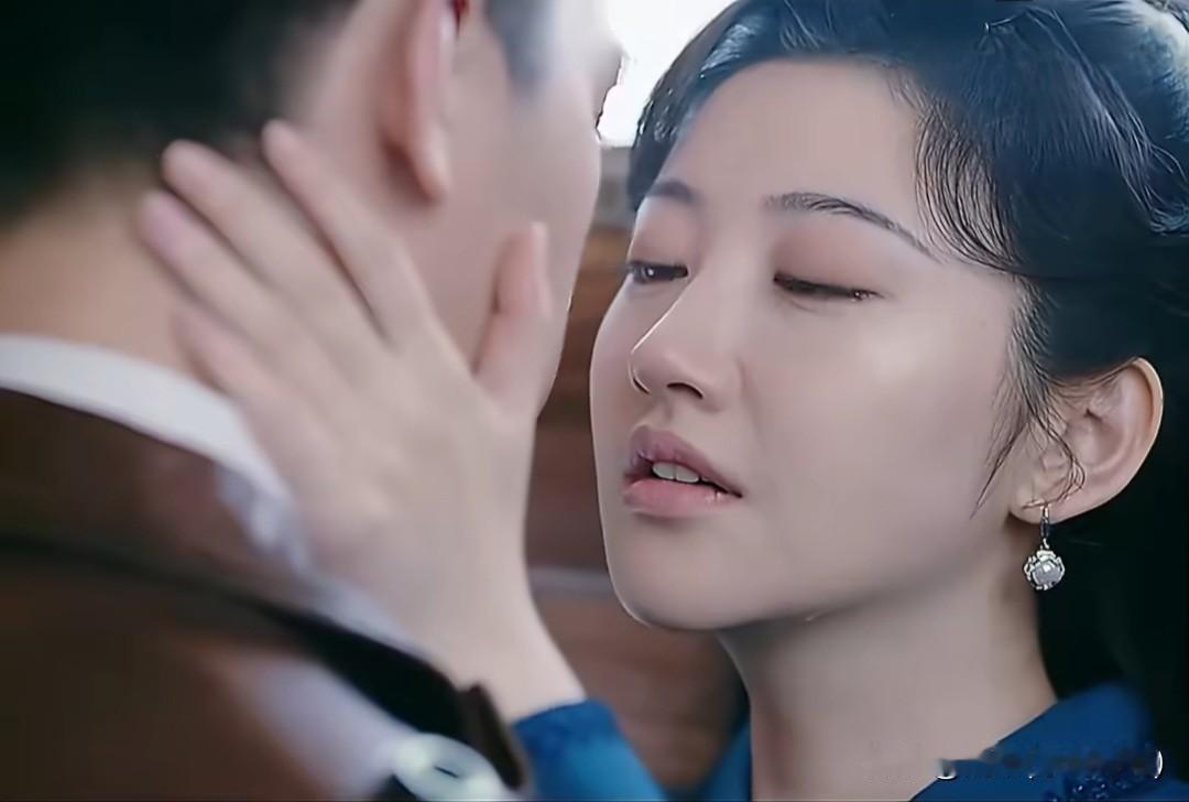 我在这里
文/刚柔

你写万般爱我
我便把万般收好
放进胸口左边
那里跳着你给的