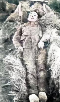 1946年7月，湖北郧阳鸡子岭战后，当地村民在田间麦草垛上发现一名身着粗布布鞋的