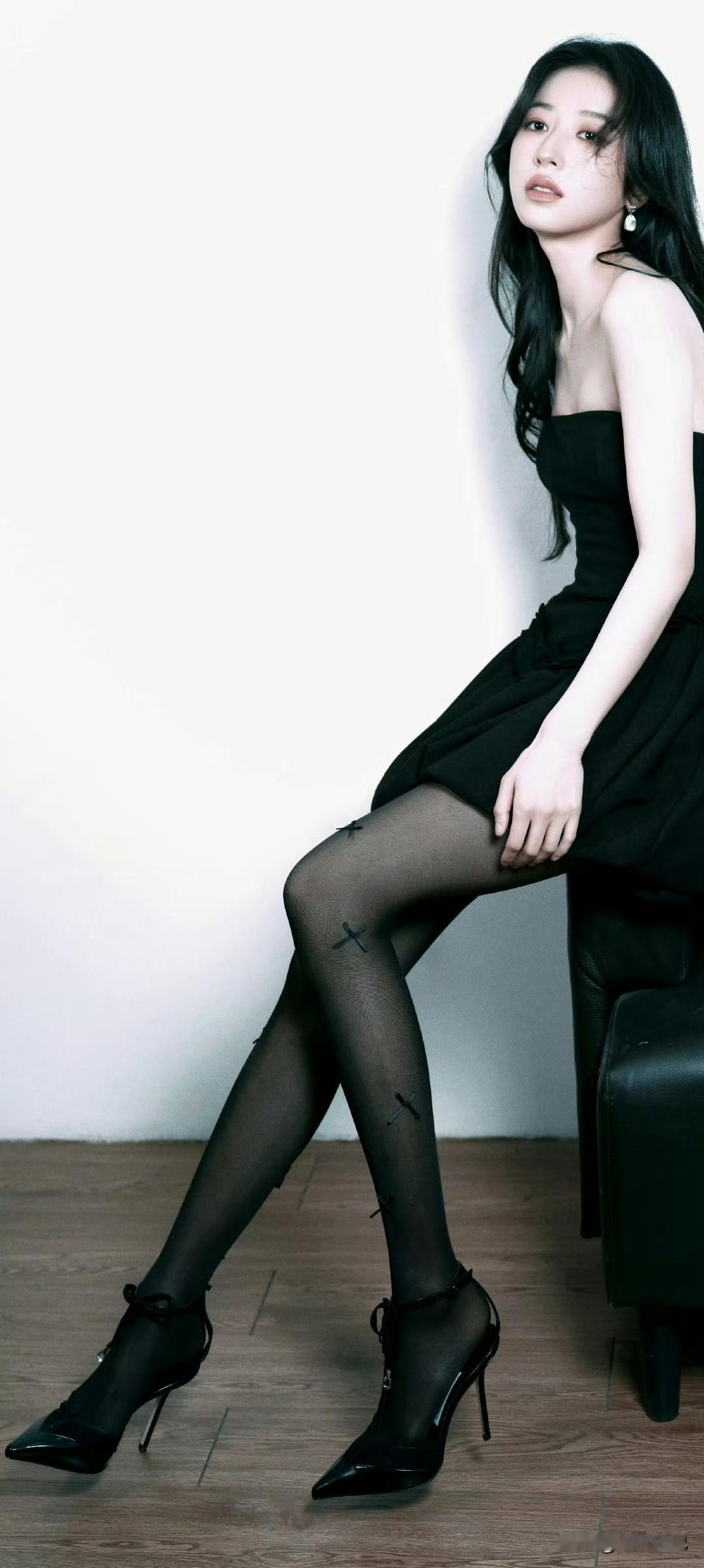 周雨彤 × Caledonia卡泽意袜