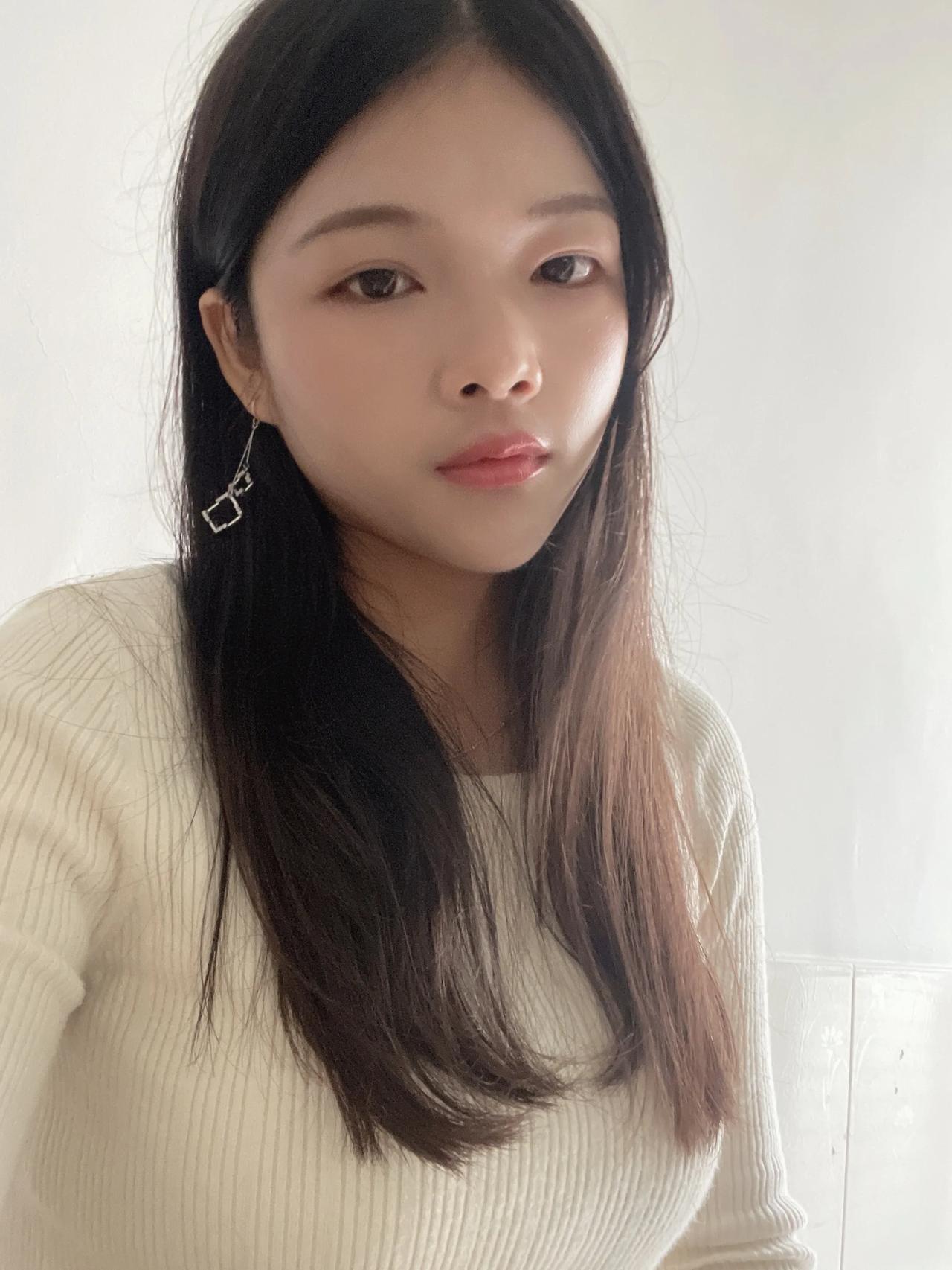 今天出门在火车上好尴尬呀！有种欲哭无泪的感觉，要是有一个地洞我真想钻进去，好巧不