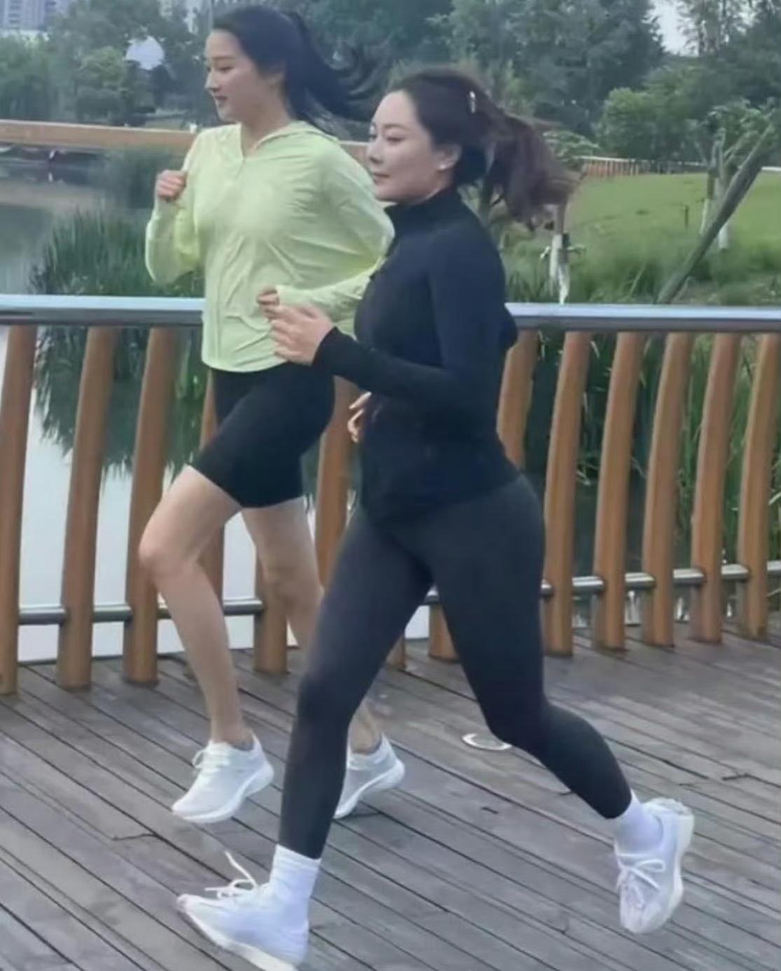 普通人站在女明星身边真有点没眼看……
你喜欢哪种身材呢？
关晓彤晨跑被偶遇，
真