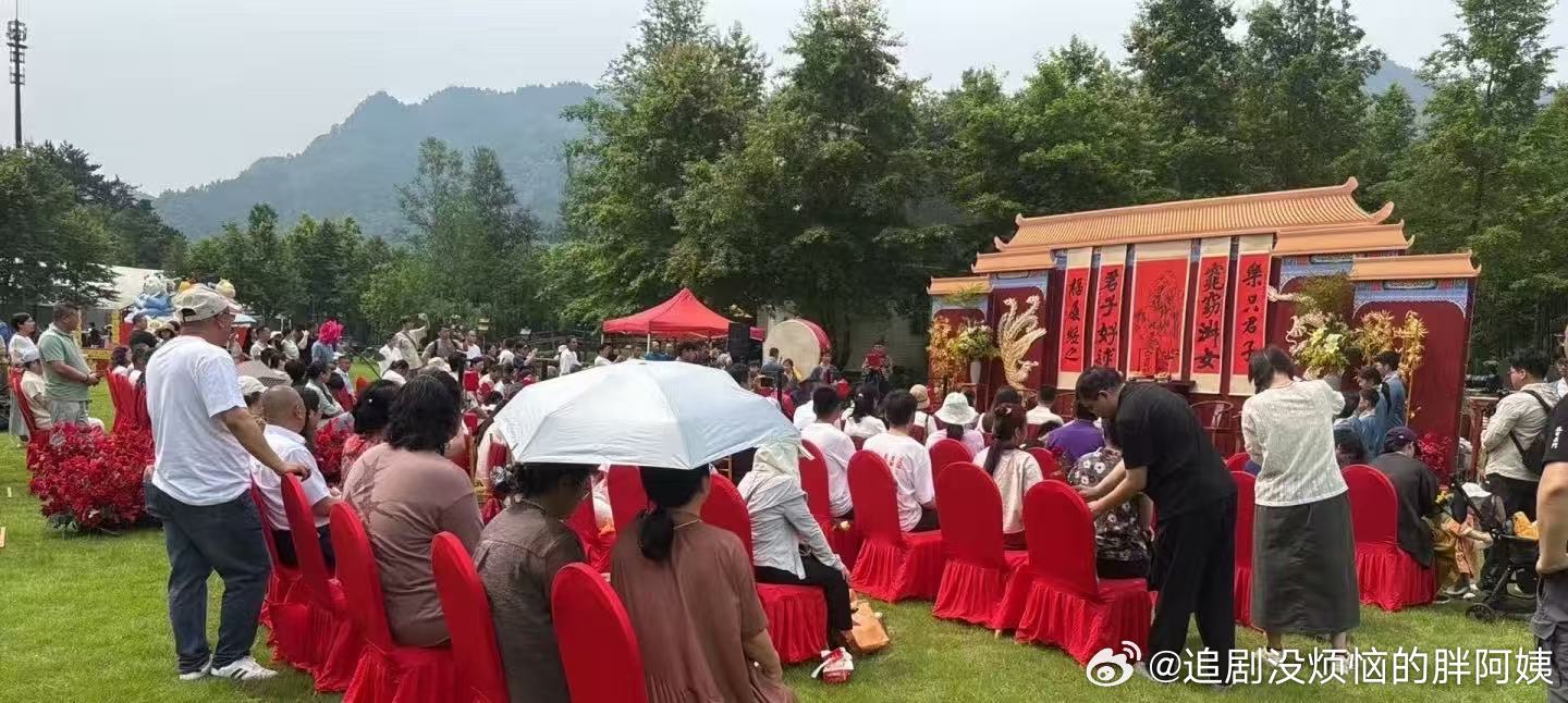 袁泉夏雨出席朋友婚礼袁泉夏雨出席朋友婚礼！袁泉夏雨合体出席朋友婚礼
