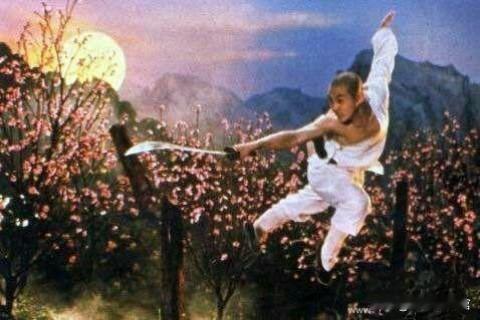 请说出一部电影，证明你不再年轻《少林寺》。该剧承载一代人的青春记忆，当年全村围在