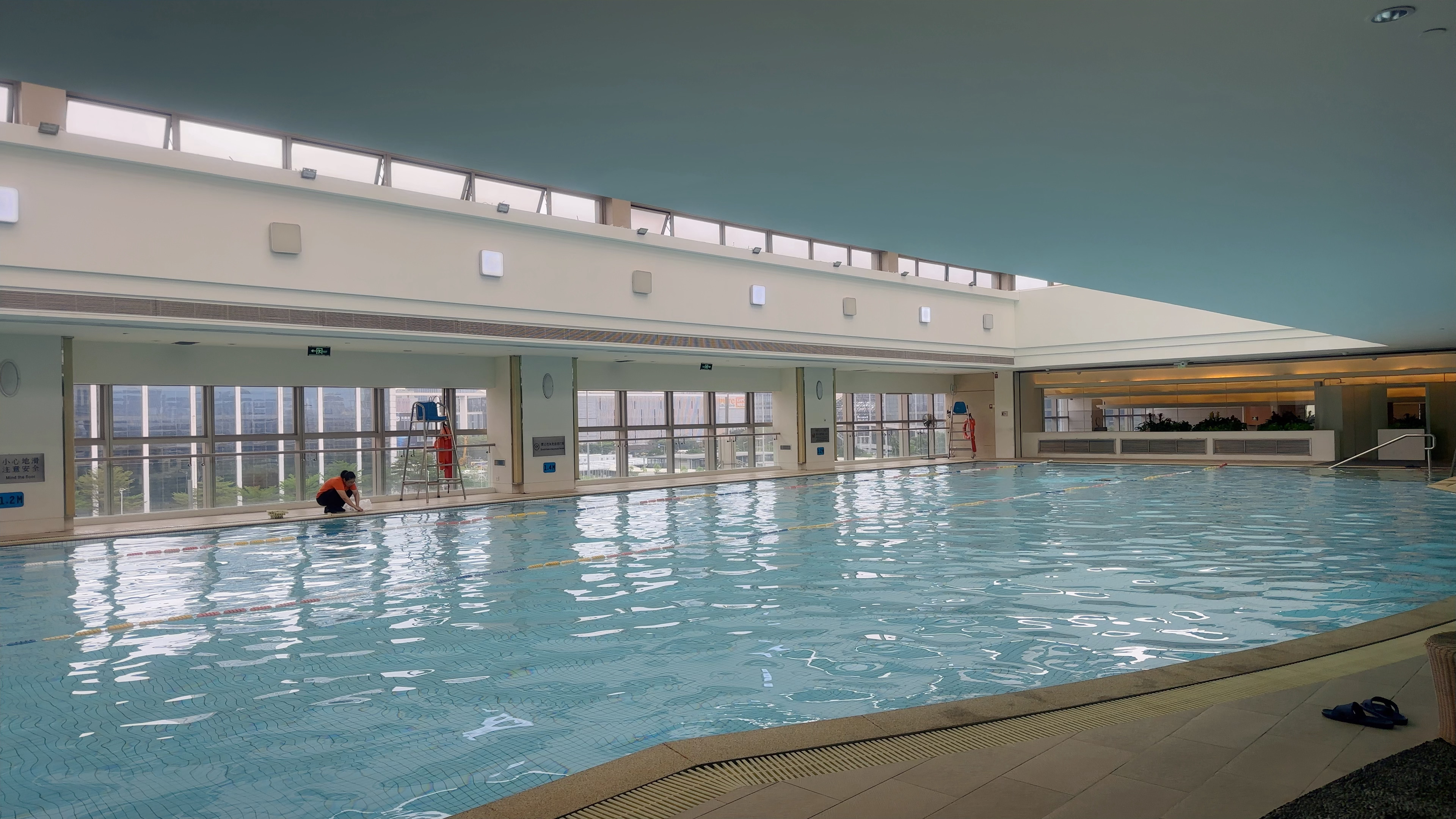 没人的泳池，也太幸福了～健身打卡生活手记是小花姐姐的专属