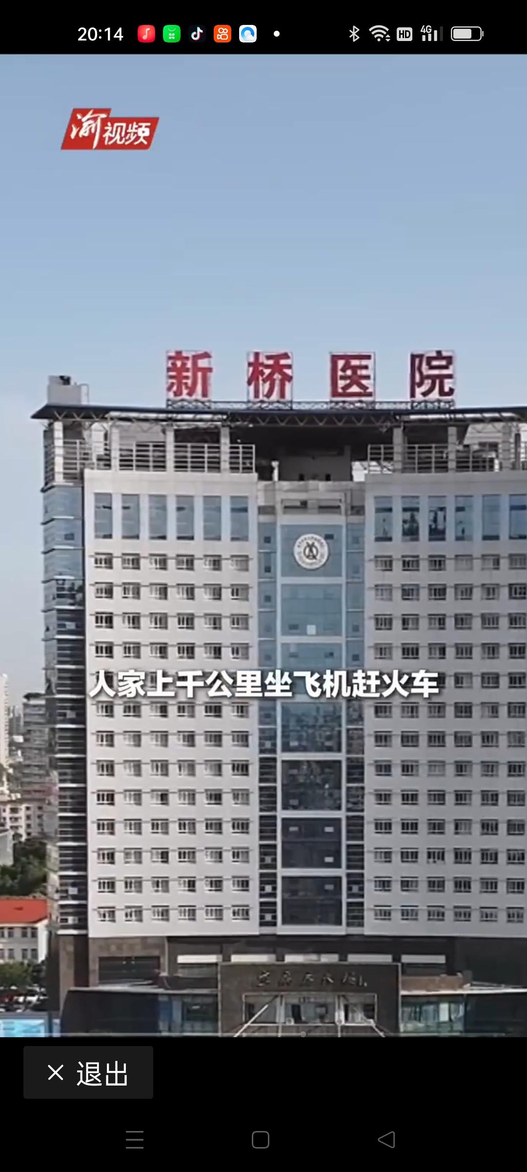 患者千里求医没挂上号，医生蹲地讲解——这背后的故事，远比表面看到的温情瞬间更让人