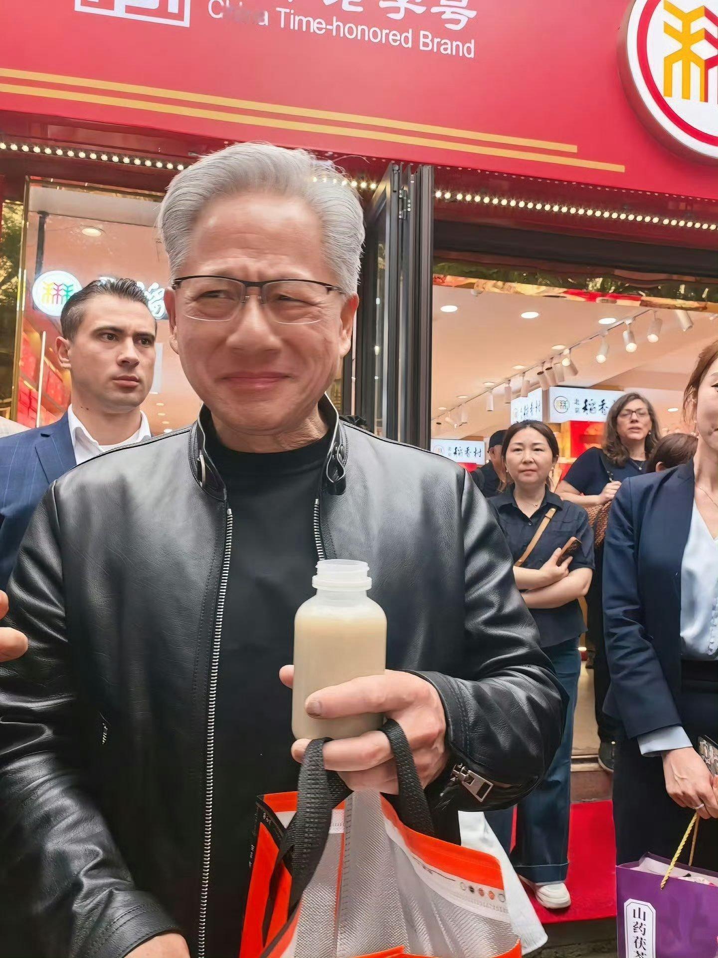 黄仁勋说母亲的期待是我一生的底气 富在美国有远亲，黄仁勋青田老家都喊他捐钱修祠堂