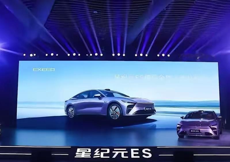 一觉醒来，天都塌了！
燃油车新规来了！
2025年1月1日起，燃油车将面临更严格