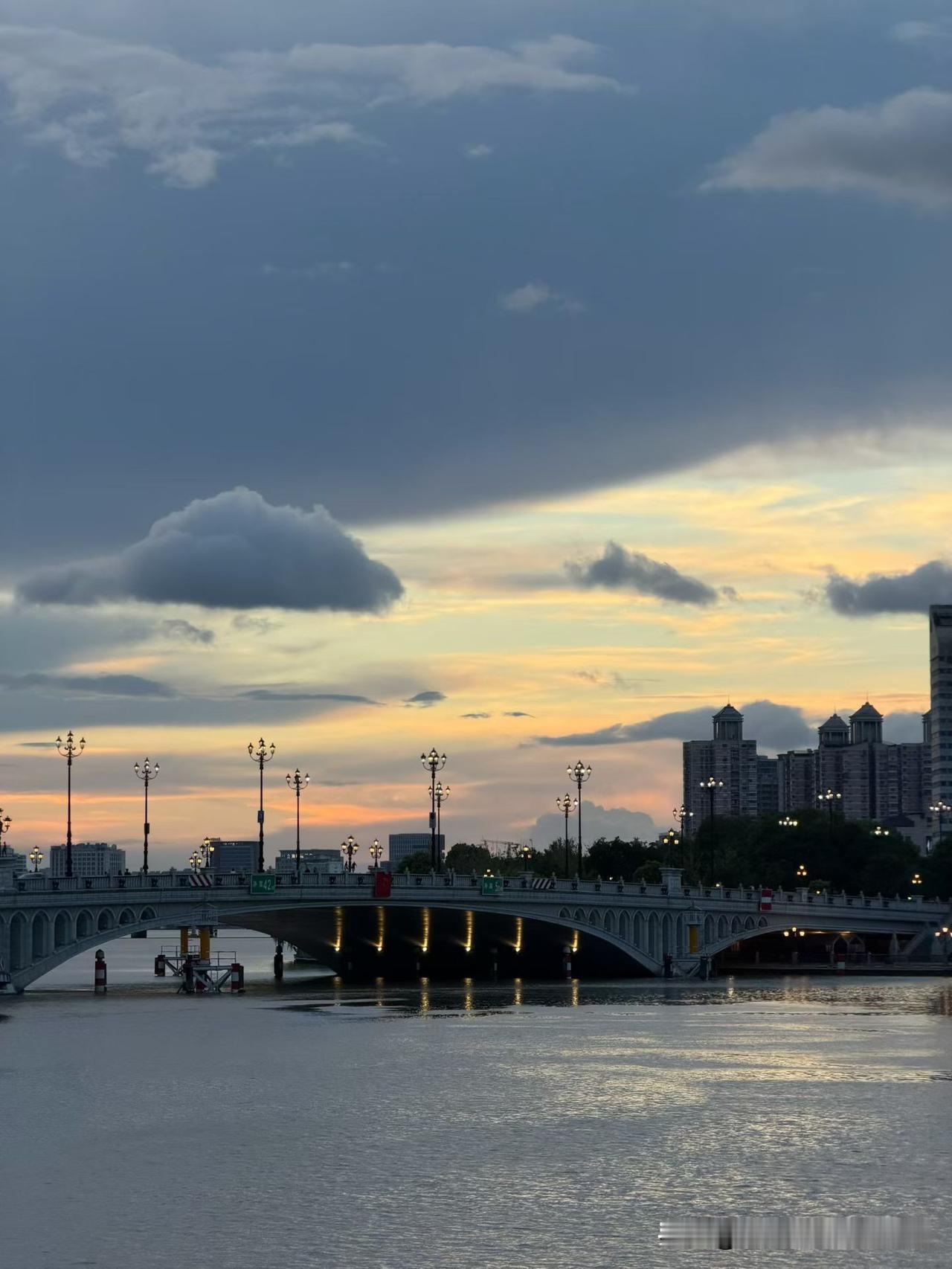 风浪汹涌不应被当成奇景围观，一定要看到暗藏的致命风险。沙德尔掀起的大浪不可怕，傻