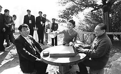 1983年，金庸设家宴款待聂卫平。保姆上了15只大闸蟹，聂卫平狼吞虎咽吃了13只
