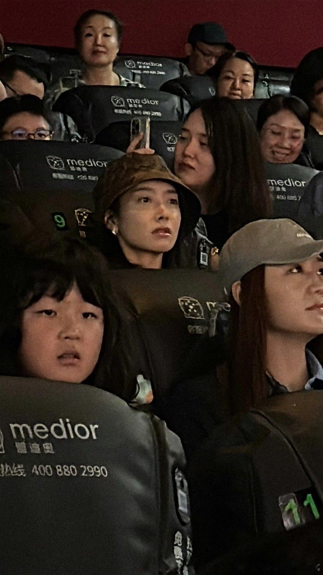 宋茜陈梦首映礼同框宋茜陈梦现身长安的荔枝首映礼宋茜陈梦现身《长安的荔枝》首映现场