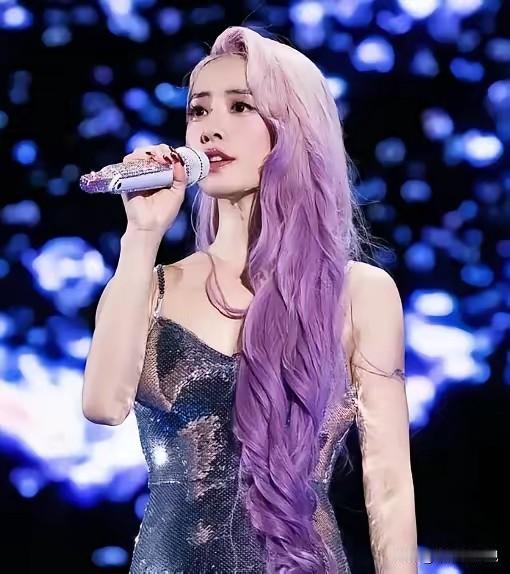 蔡依林演唱会被举报，闹得沸沸扬扬，我心里五味杂陈。

曾经那个唱着《日不落》《说