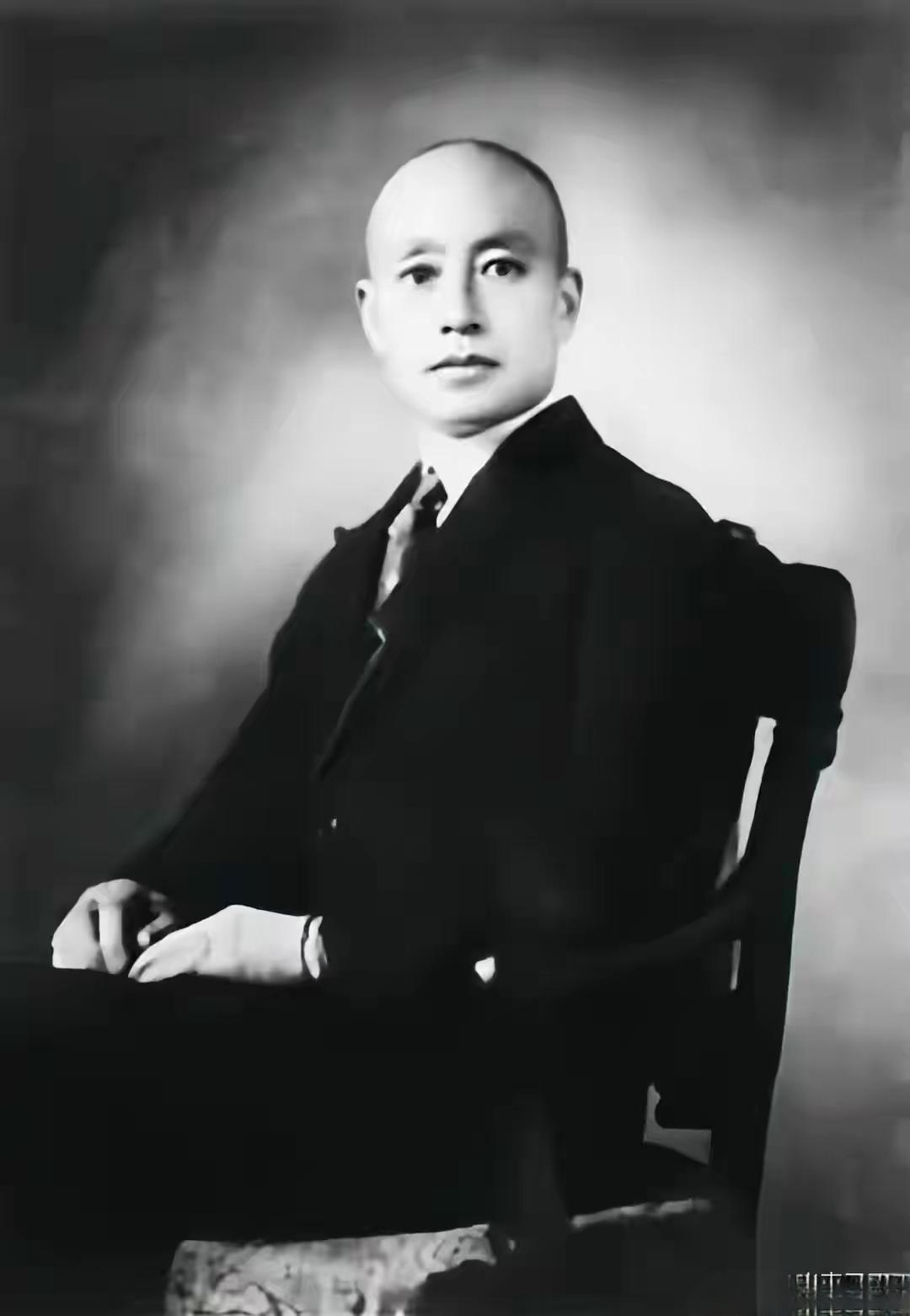 1942年盛夏，在鲁苏战区总部驻地的一间简陋民房里，战区总司令于学忠一个人坐在桌