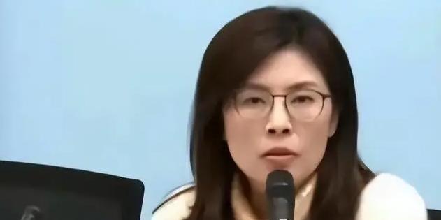 万万没想到，台湾省时事评论员郑丽文竟然抛出了这么犀利的问题！她问道：“如果有一天