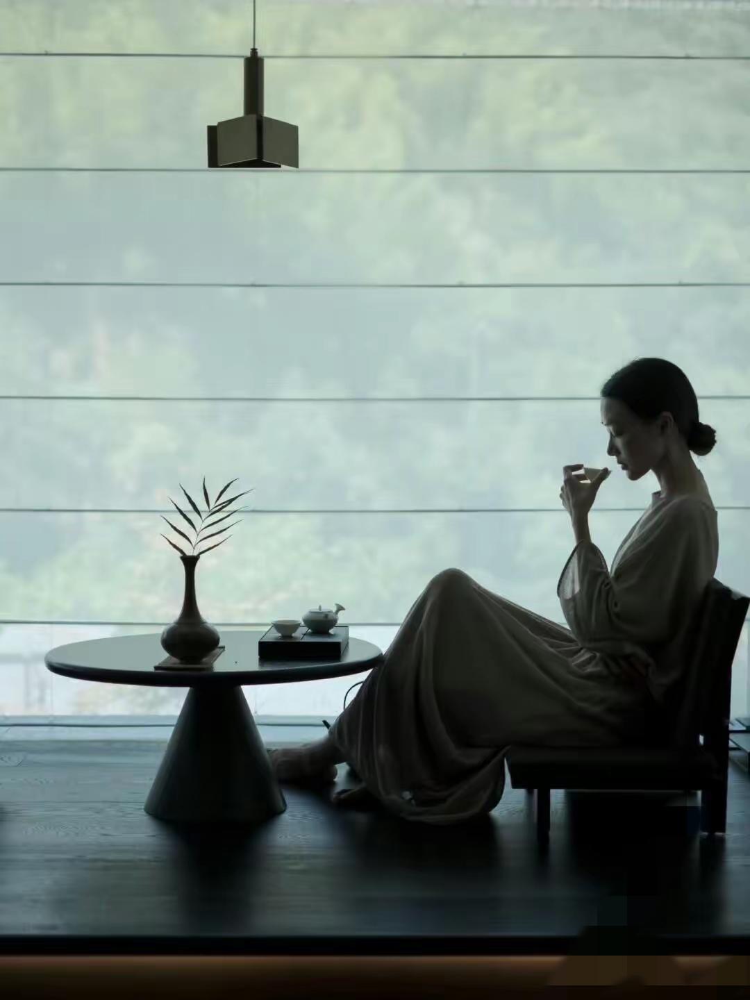 别再说：是老公拉低了你的生活水平
 
很多女生婚前住出租屋、吃路边摊、骑电动车，