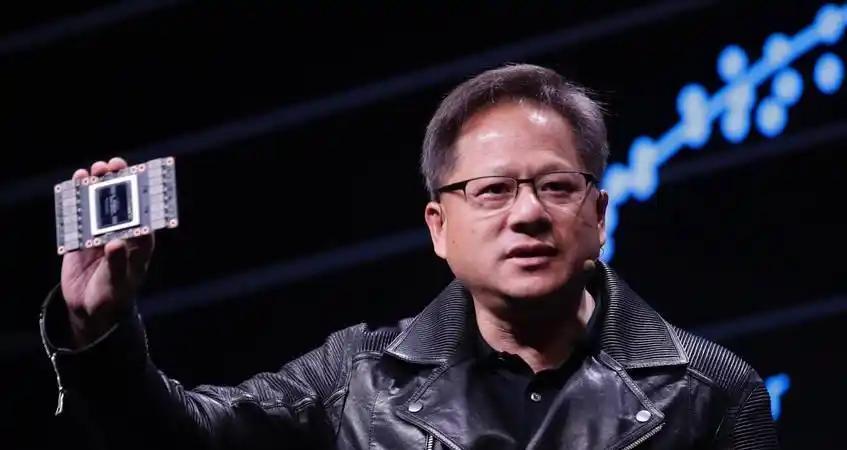 黄仁勋显然是有点着急了！
近日中科曙光6万块芯片的超节点，在郑州投入使用，英伟达