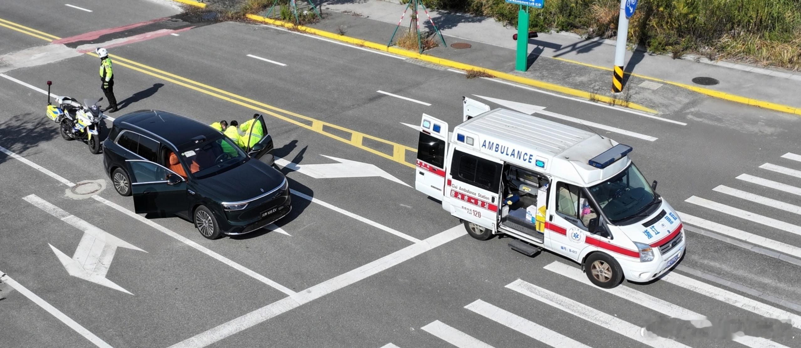 行业首批！赛力斯成功完成“车-警-医”联动技术验证。通过车辆智能系统，一键即可实